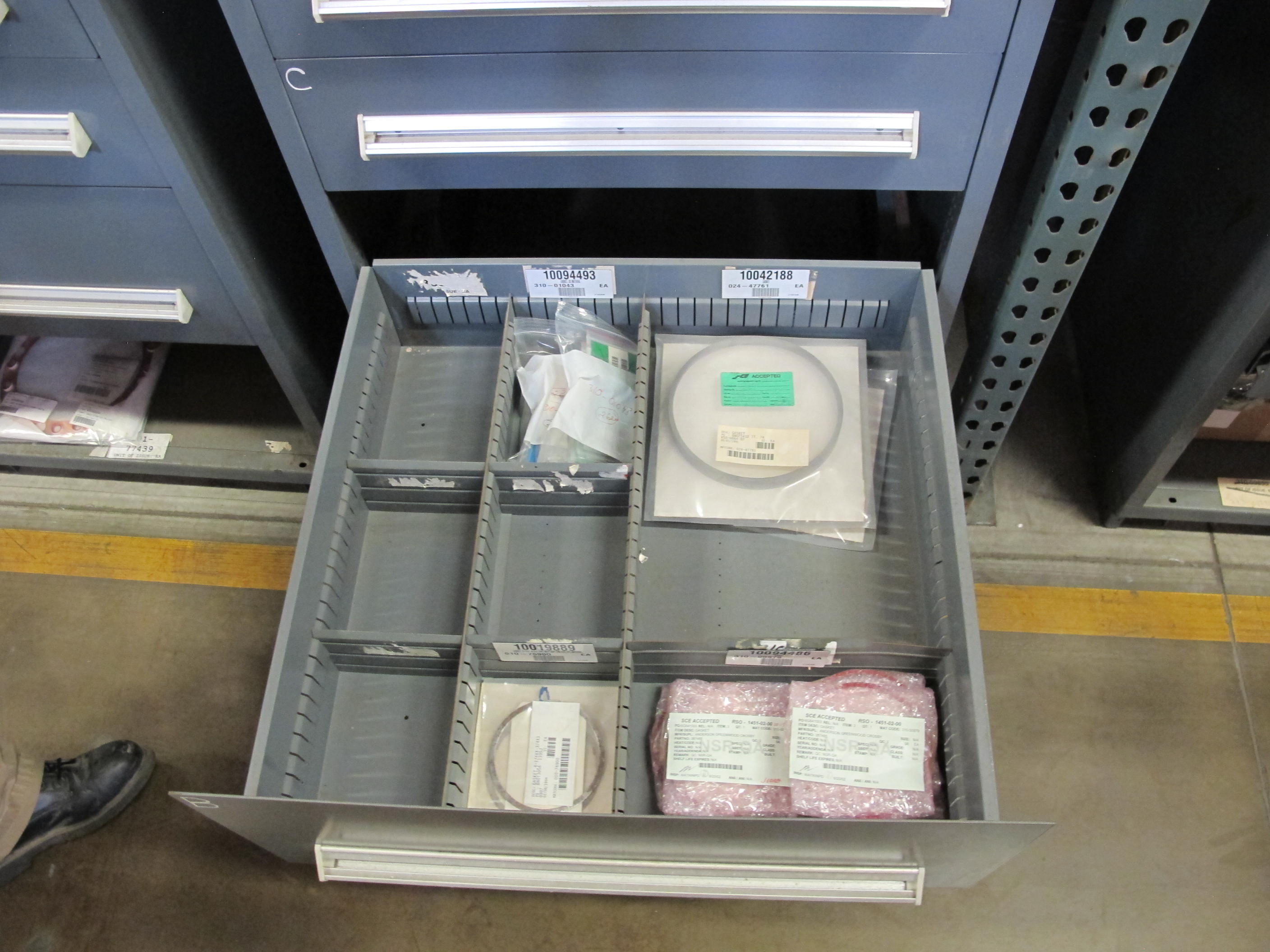 STANLEY VIDMAR HEAVY DUTY 5-DRAWER PARTS CABINET W/ CONTENTS (W-50) LOADING & HANDLING FEE $25-